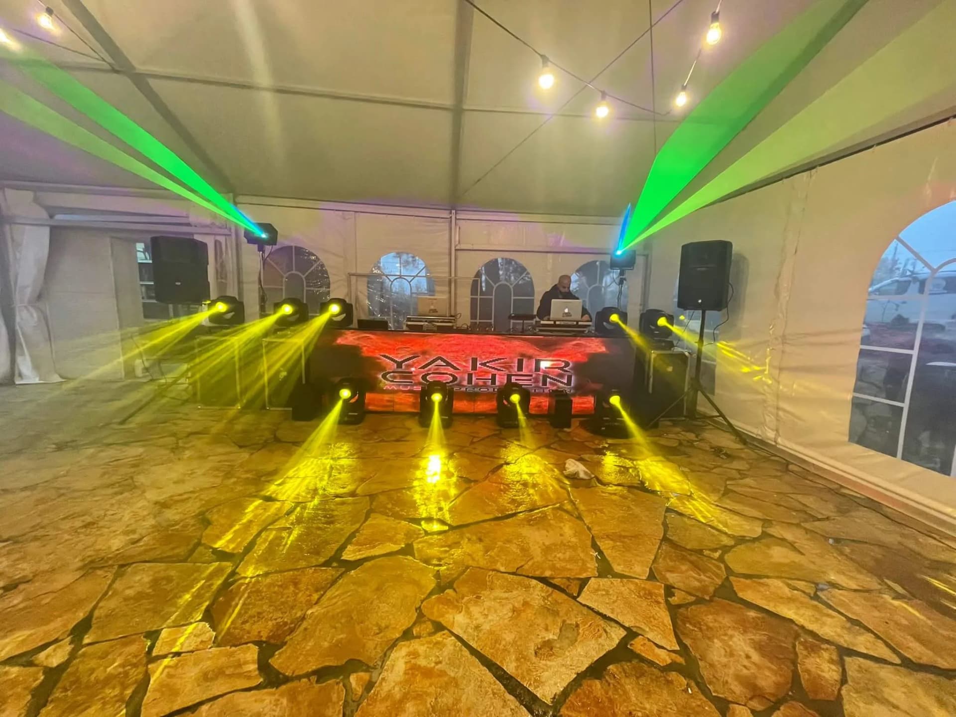 עמדת DJ באירוע חי
