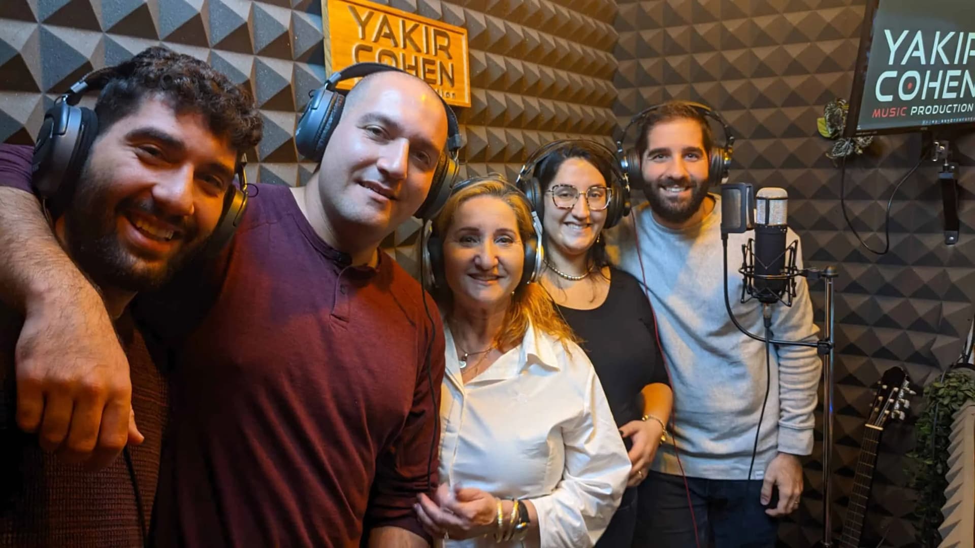 משפחה מקליטה באולפן