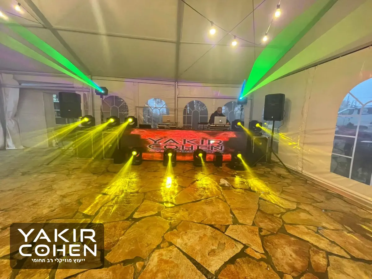 עמדת DJ עם חזית לד ופנסים נעים באוהל אירועים